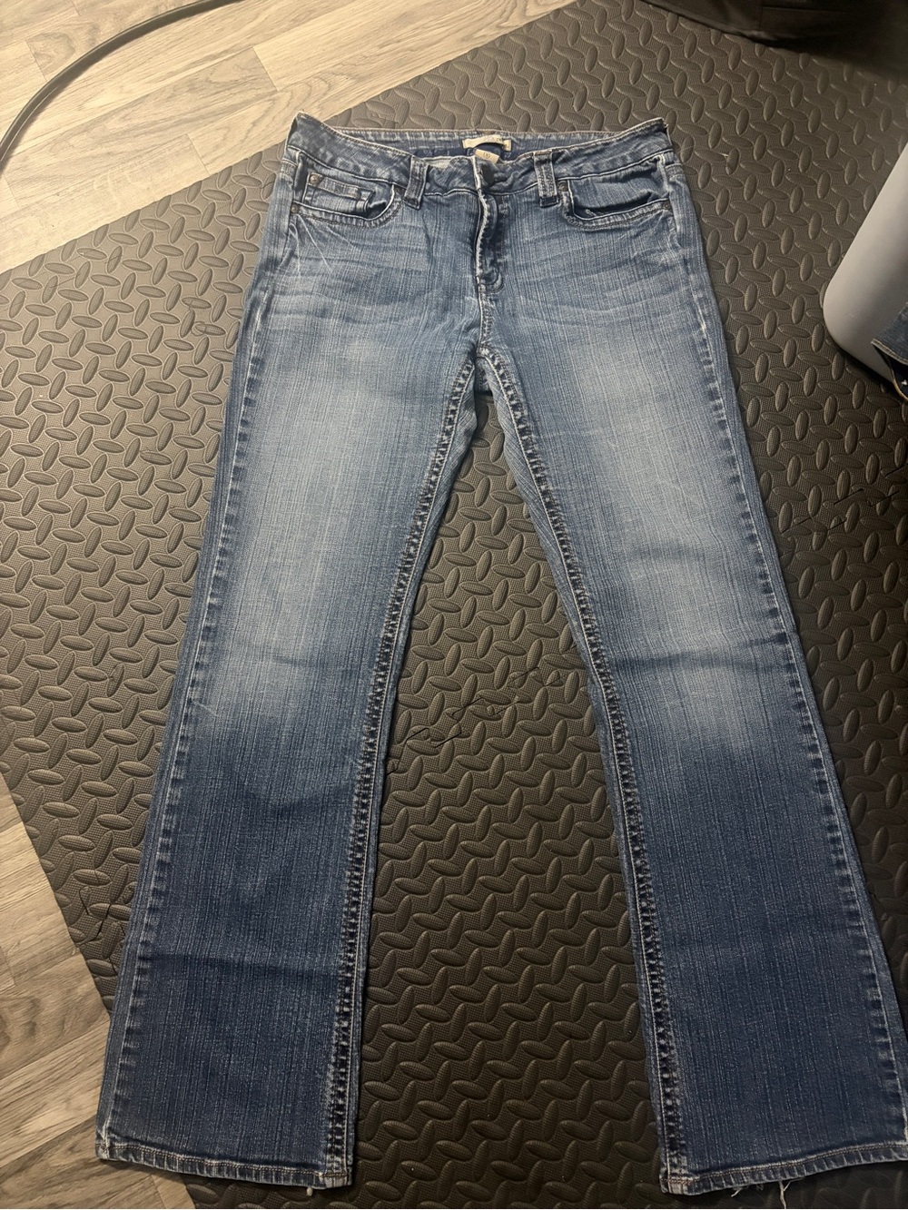 refuge Mid Wash Bootcut Jeans in Blue
